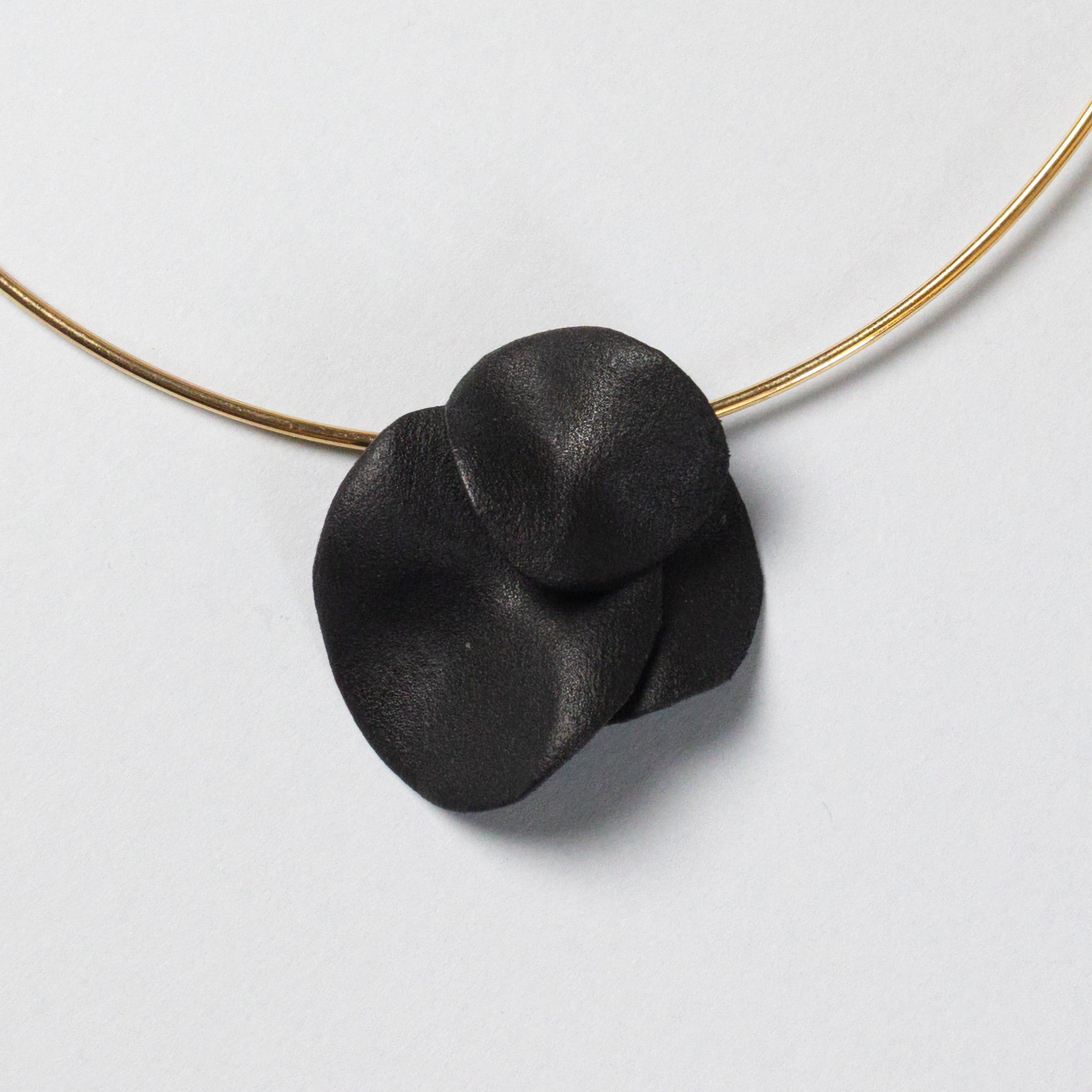COLLANA_PETALI_ORO_BLACK_DETTAGLIO.jpg